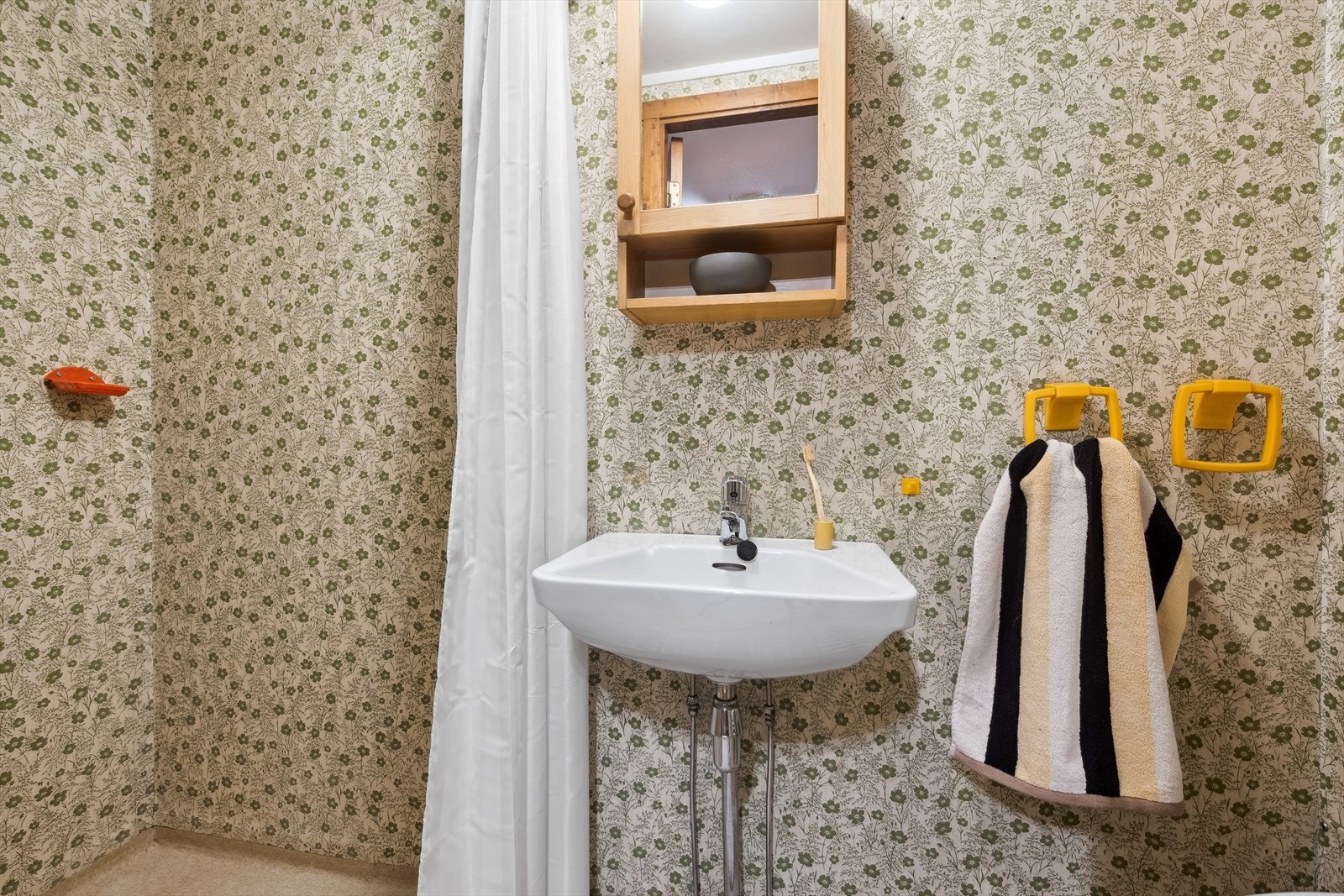 Baderom av eldre standard med dusj, servant og wc Galleribilde