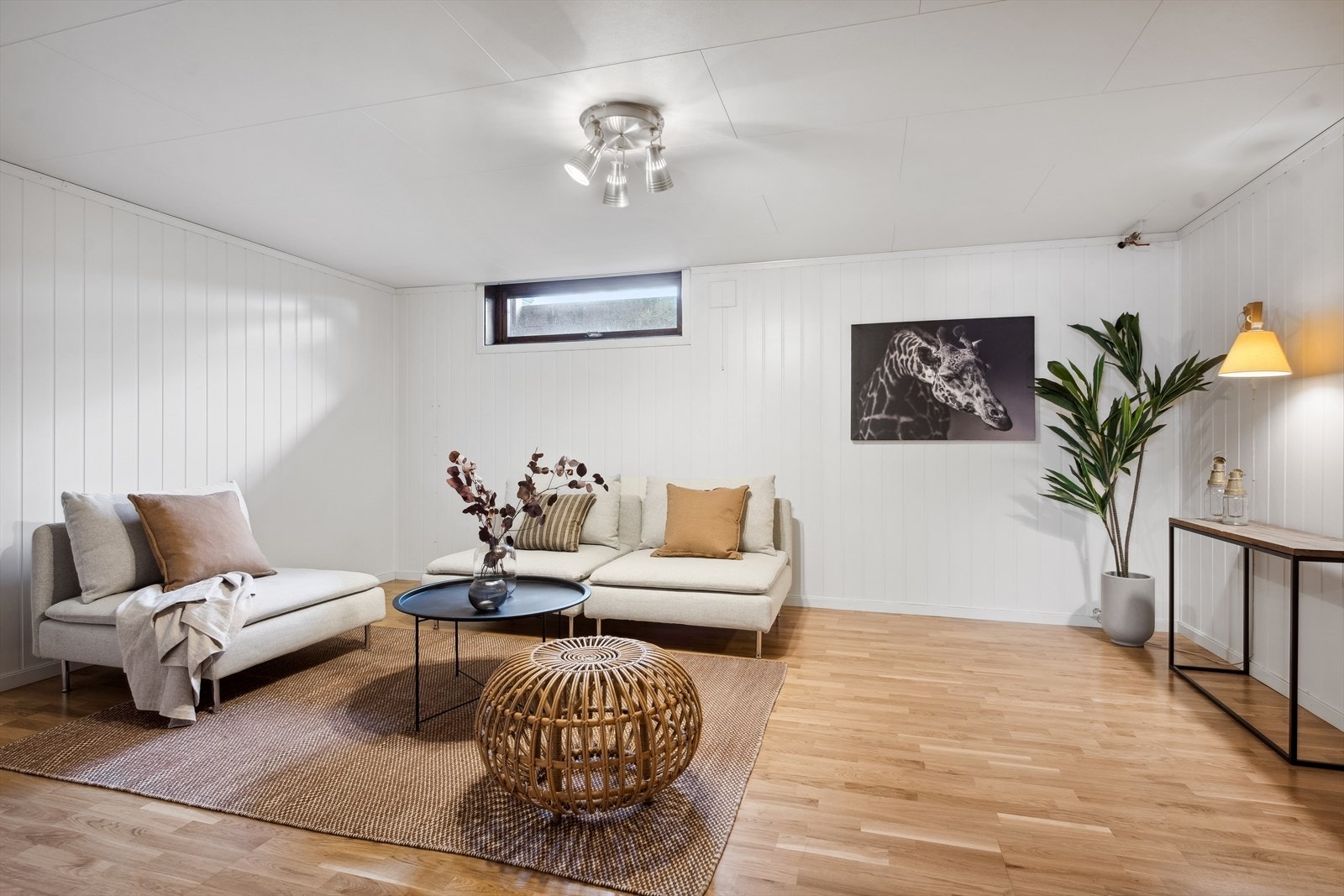 Kjellerstue - perfekt som tv-stue / ungdomsrom (er registrert som hobbyrom i originale tegninger) Galleribilde