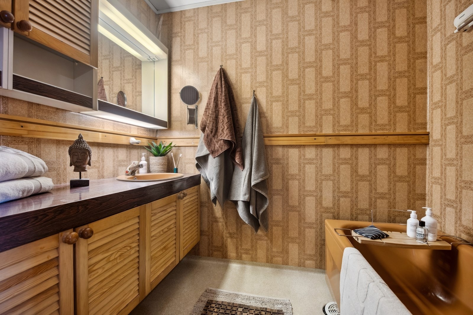 Baderom av eldre standard Galleribilde