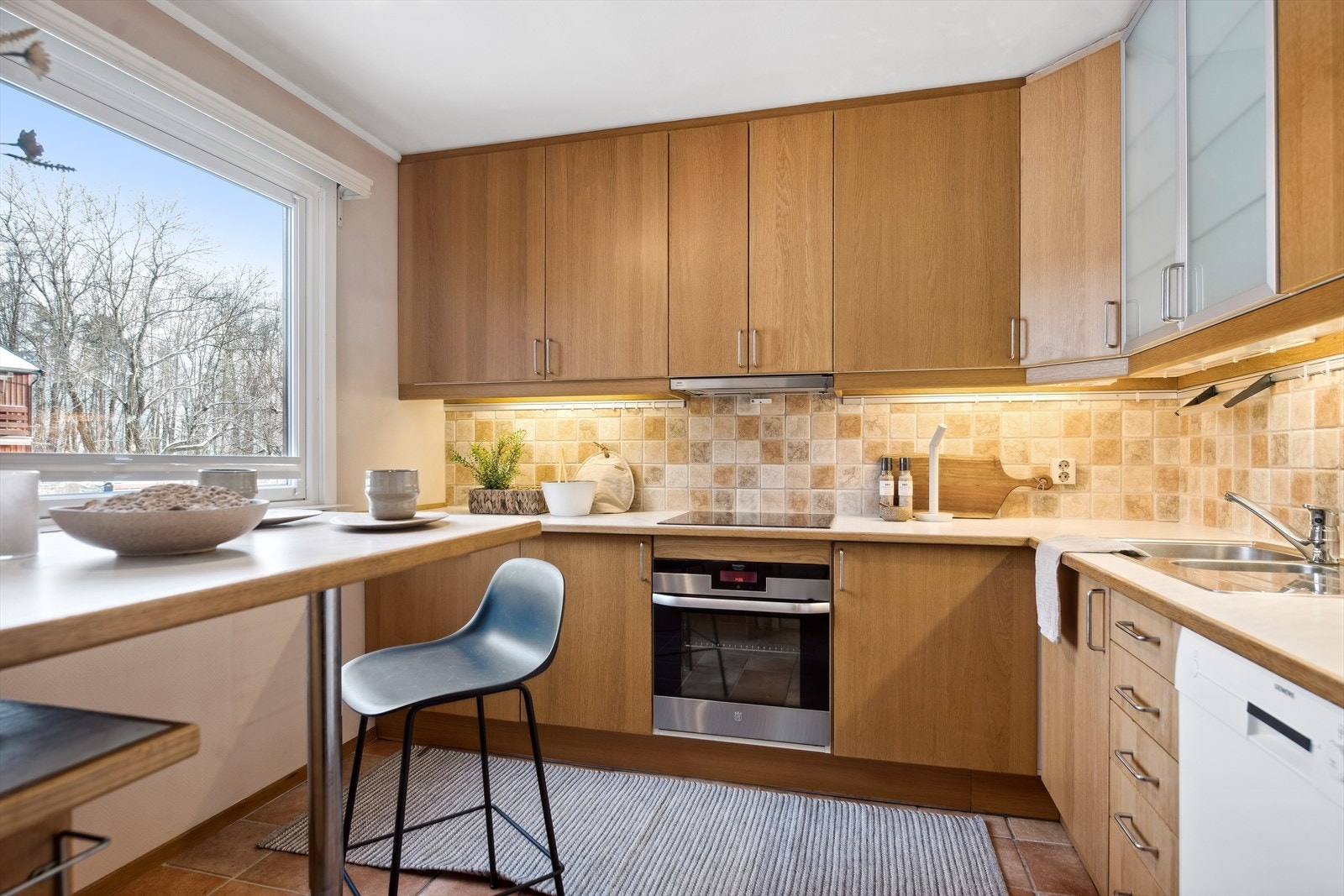 Separat kjøkken med hyggelig spiseplass Galleribilde