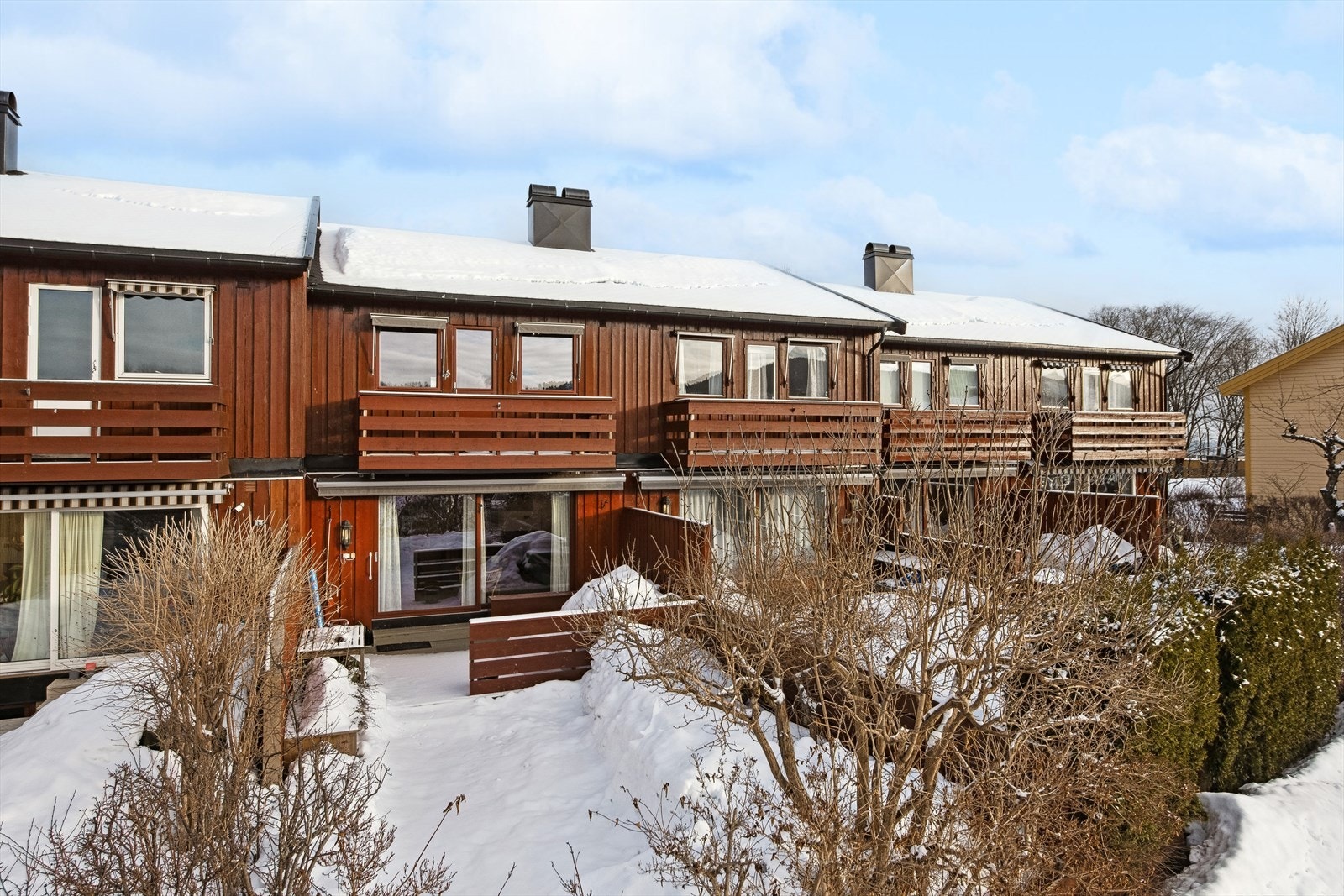 Velkommen til Morellveien 17! Romslig rekkehus over 3 plan med 4 soverom, 2 bad og 2 stuer i et særdeles attraktivt område på Bleiker! Galleribilde