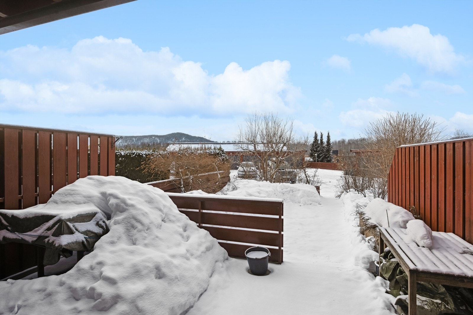 Fra stuen er det utgang til vestvendt terrasse og hage som vender ut mot garasjeplassen. Galleribilde