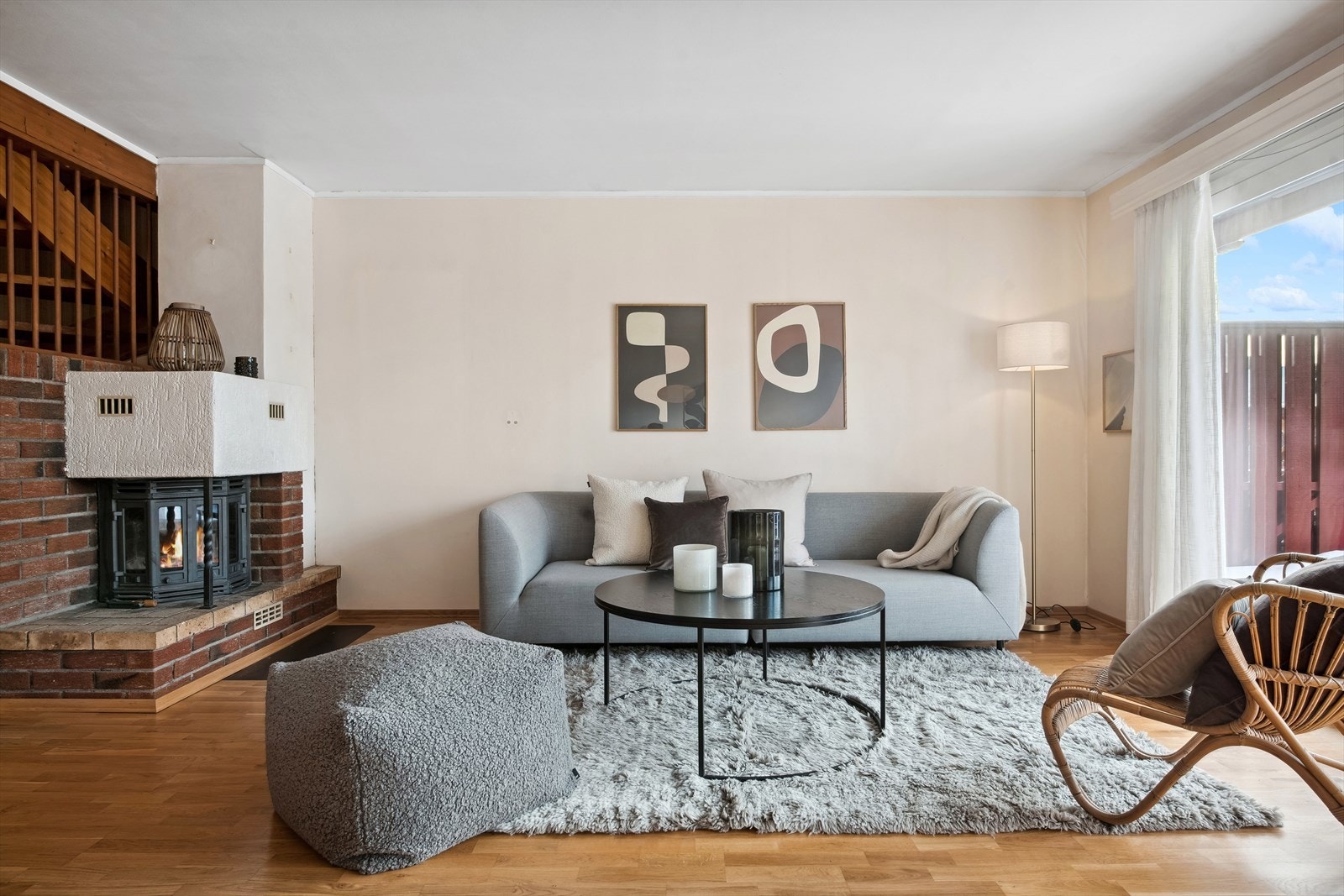 Stue med peis til kos og hygge på kalde dager. Galleribilde