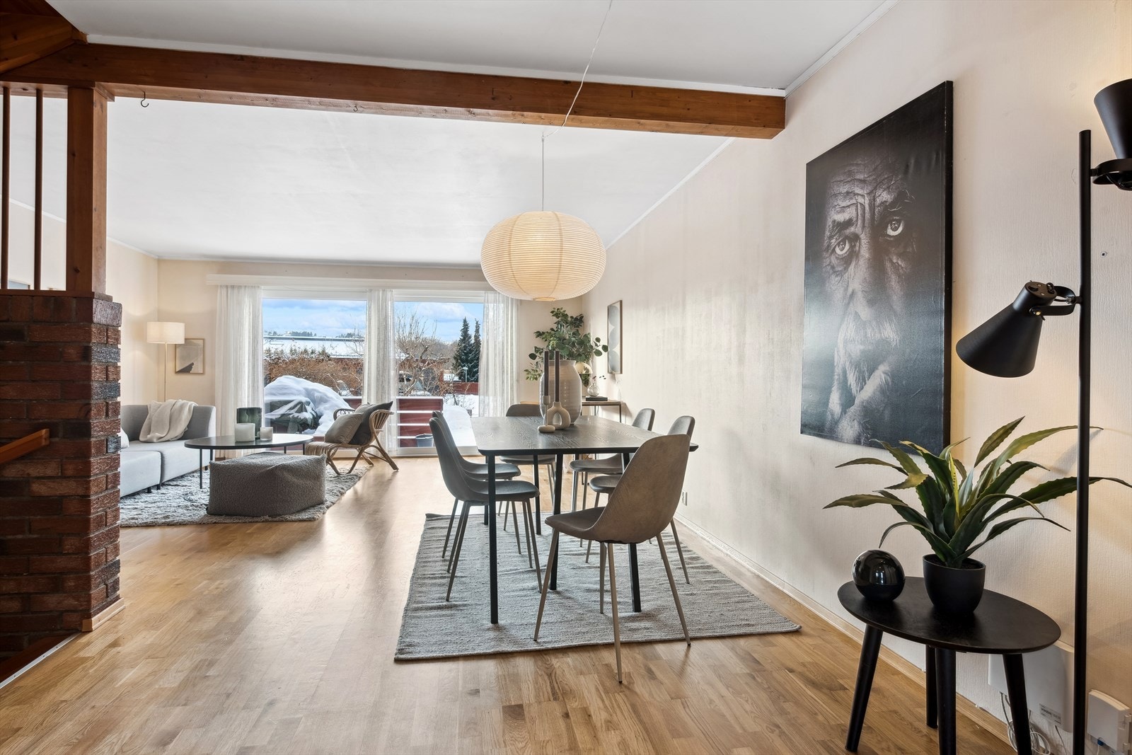 Lys stue med store vindusflater og direkte utgang til usjenert og solrik hage. Galleribilde