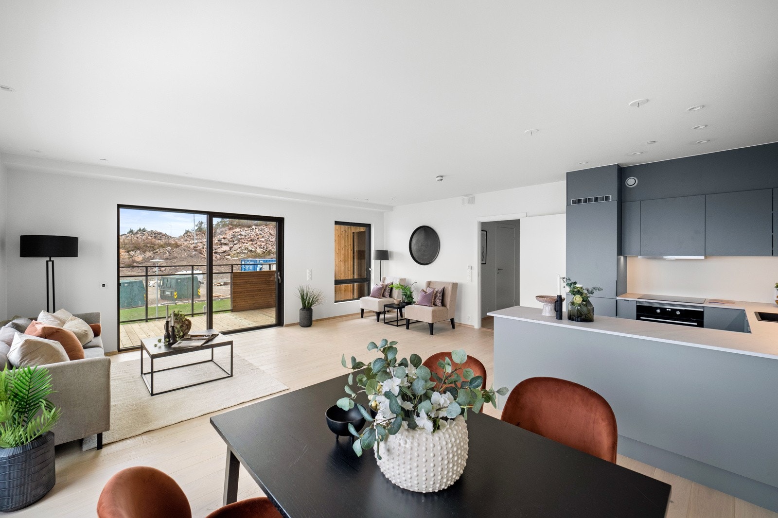 Stuen har nedsenket himling med spotter Galleribilde