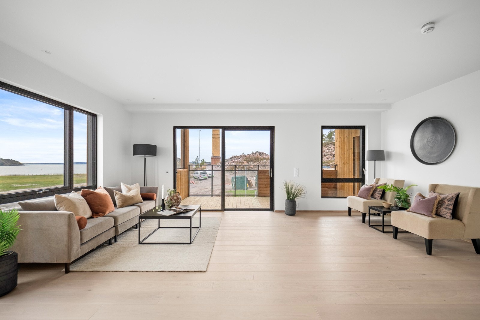 Fra stuen er det skyvedør ut til balkongen Galleribilde