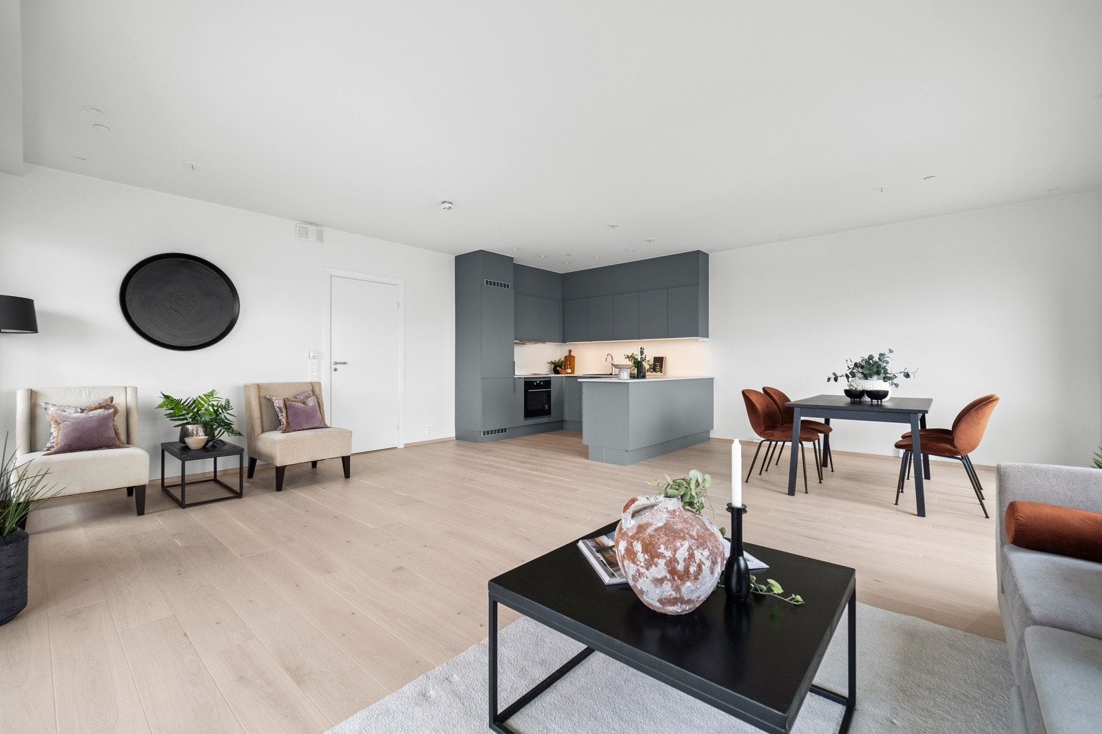 Stue med åpen kjøkkenløsning Galleribilde