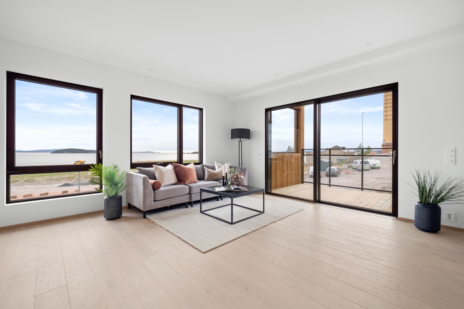 Store vinduer gir mye naturlig lys inn i stuen Galleribilde