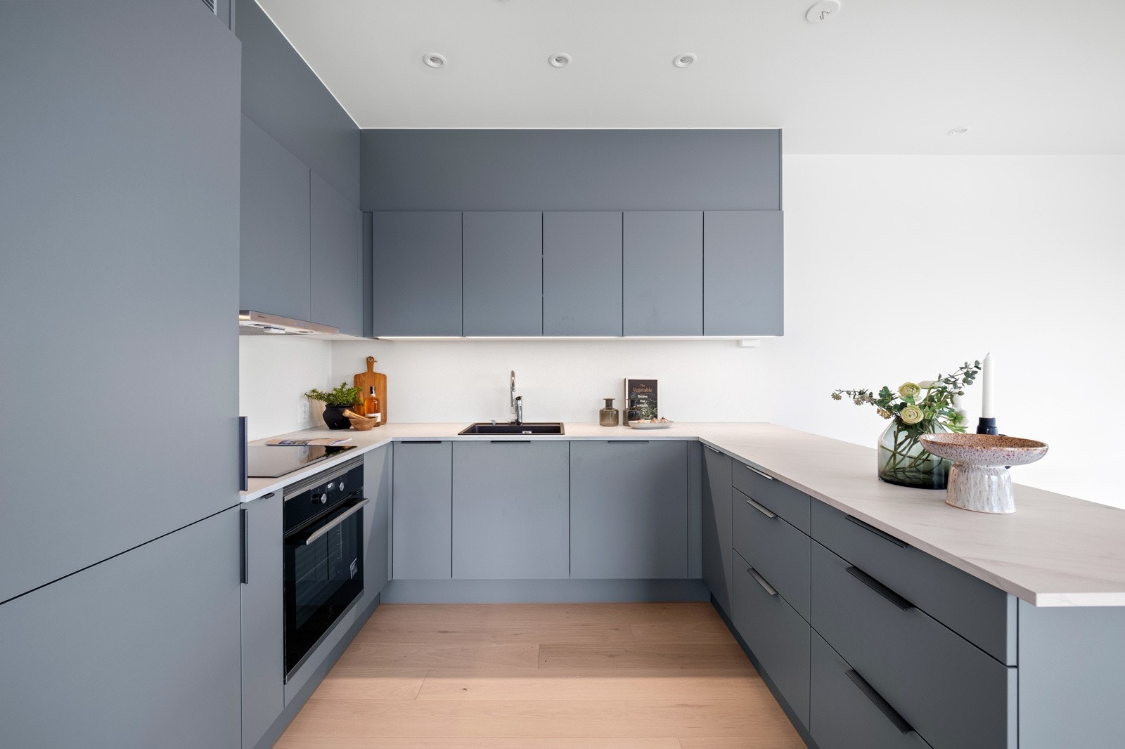 Lekkert kjøkken i fra HTH med integrerte hvitevarer Galleribilde