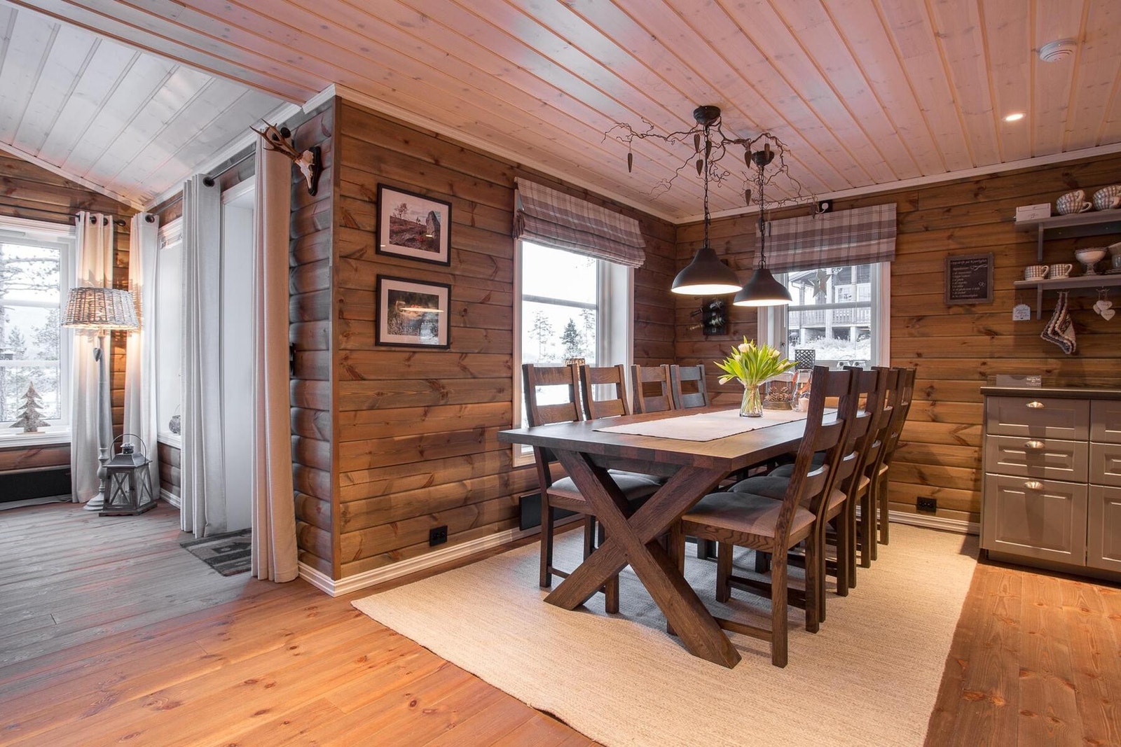 Koselig spiseplass i kjøkkendelen Galleribilde