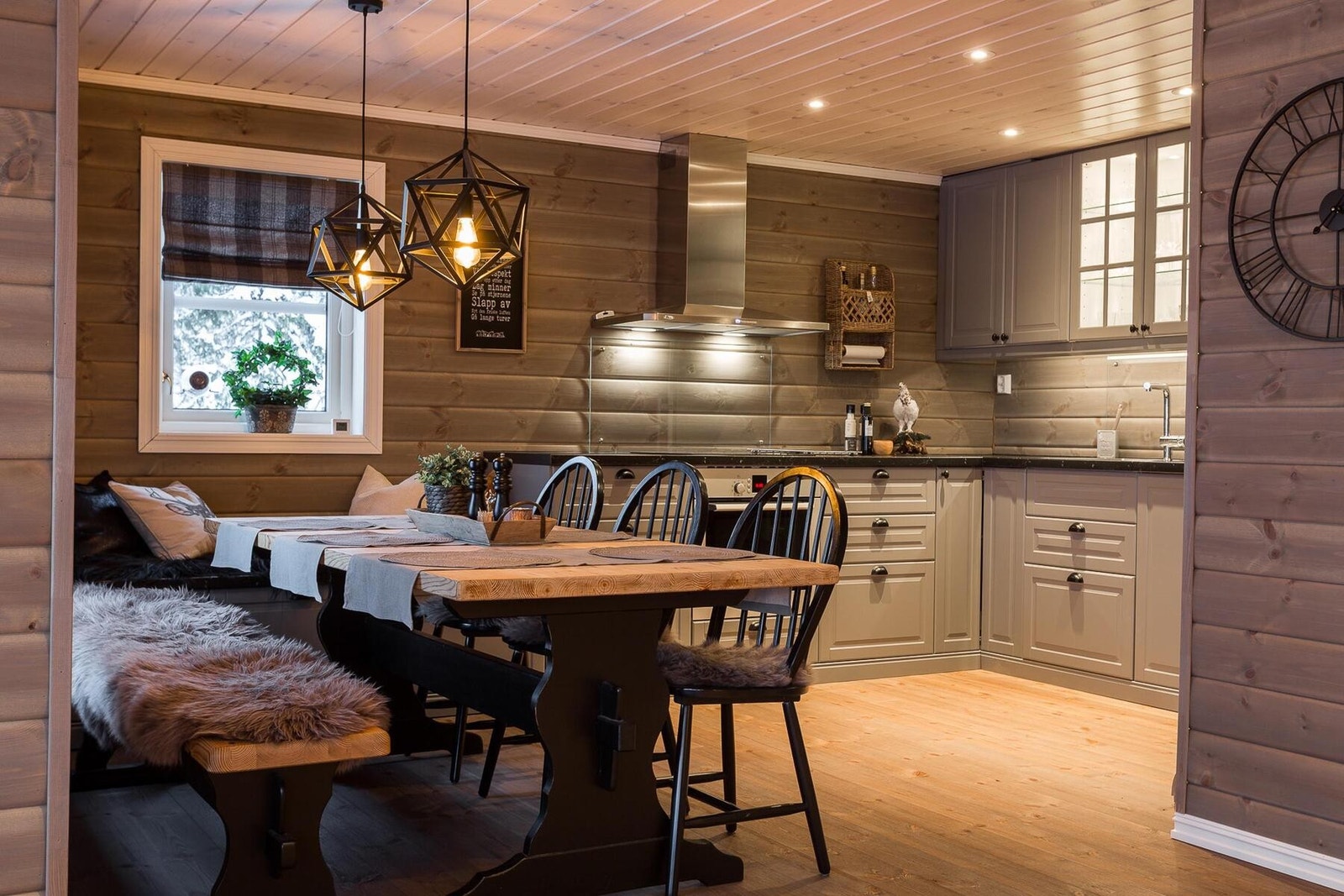 Koselig spiseplass i kjøkkendelen Galleribilde