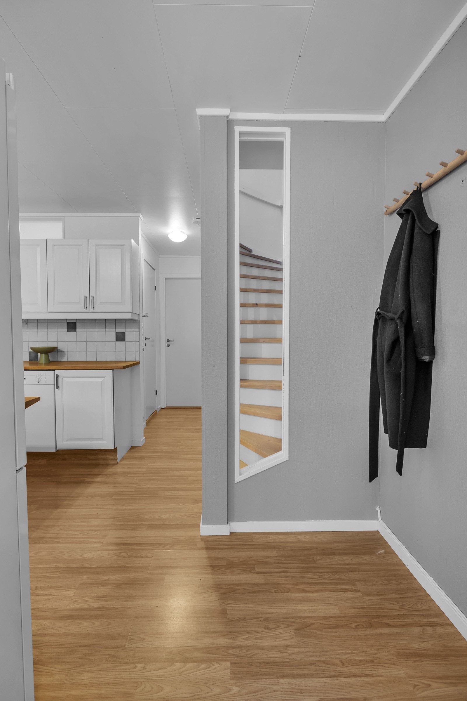 Fra inngangspartiet ledes du videre til kjøkkenet, badet, vaskerom/bod og et stort soverom Galleribilde