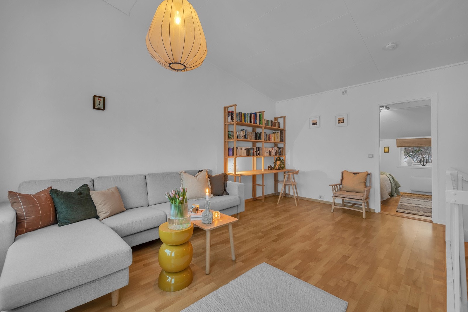 Tilbake i stuen ledes du mot fine vindusflater mot sør og ut mot den romslige verandaen Galleribilde