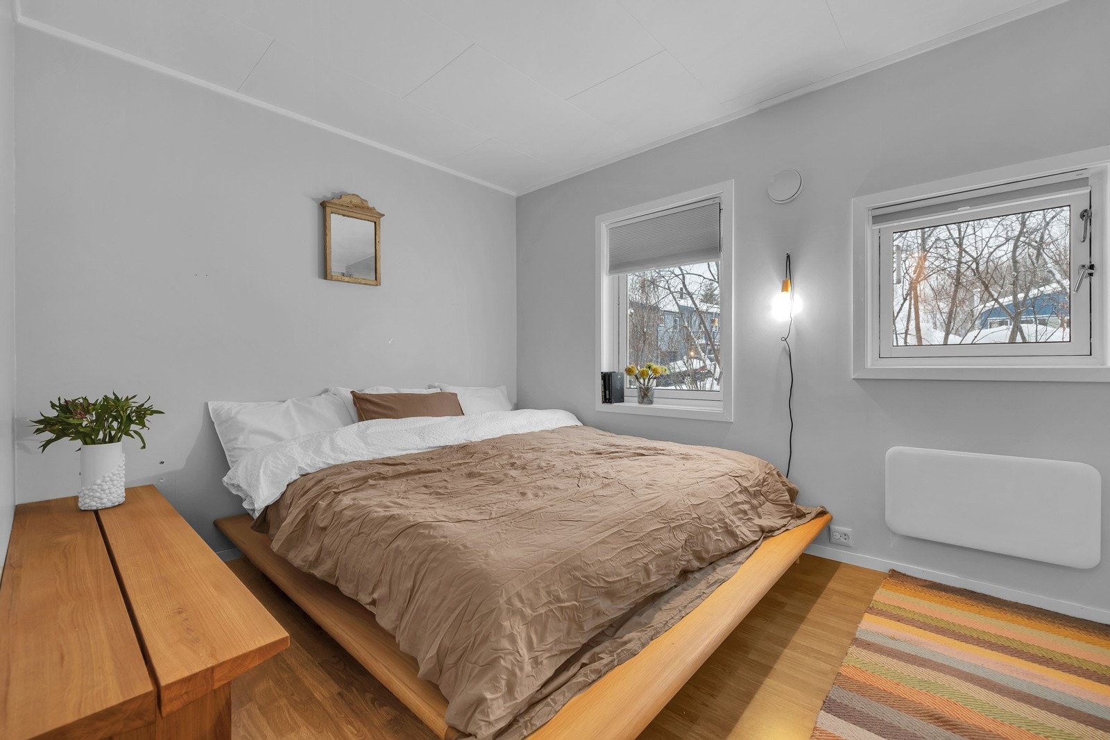 Boligen har 2 gode soverom fordelt på begge etasjene. Soverommet i 1 etasje er romslig med plass til både dobbeltseng og garderobe Galleribilde