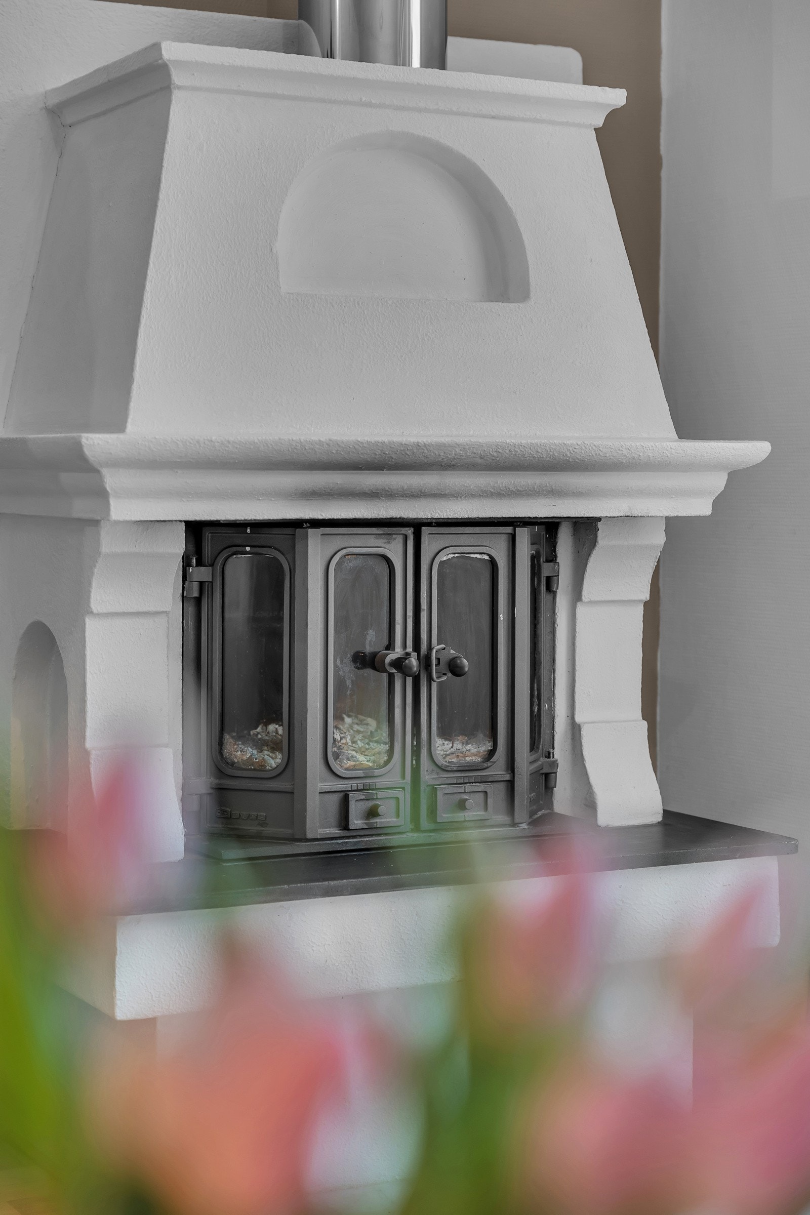 Som eneste leilighet i sameiet skilter Vestavinden 73 med en koselig vedovn Galleribilde