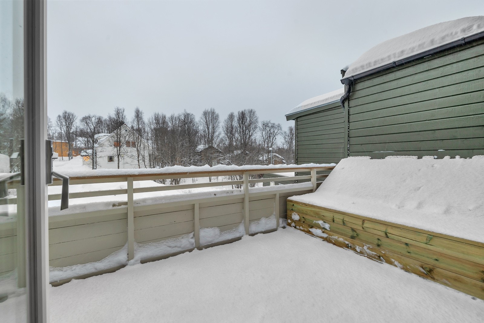 Verandaen er på 10m2 som gir god plass til møblement. Galleribilde
