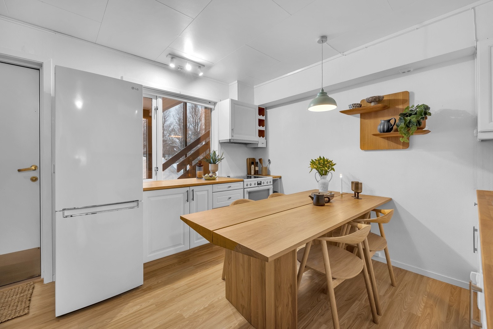 Kjøkkenet er praktisk med innredning på begge sider av spisebordet Galleribilde