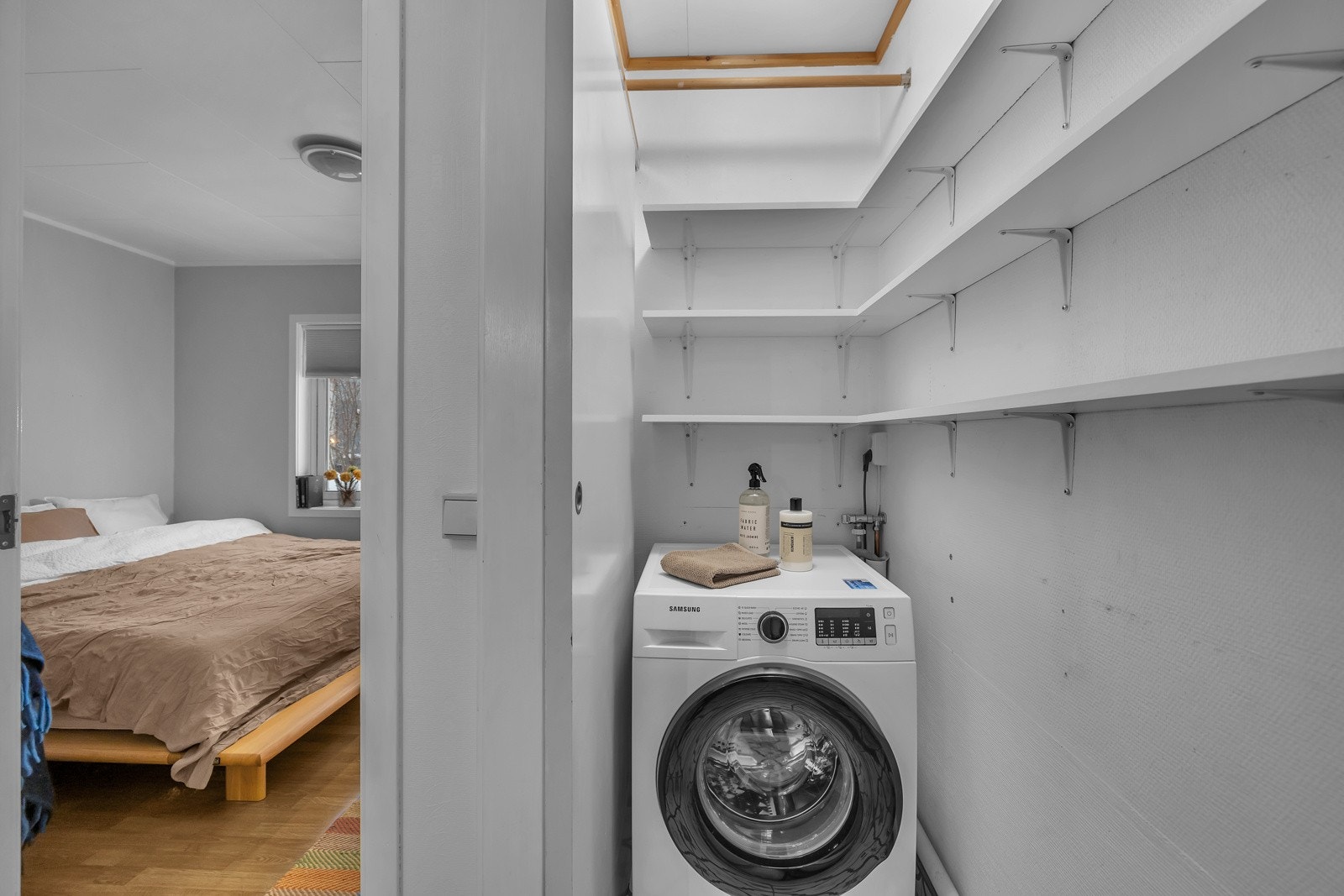 I forbindelse med renoverig av bad gjorde eier om bod til vaskerom som igjen frigir plass på badet Galleribilde