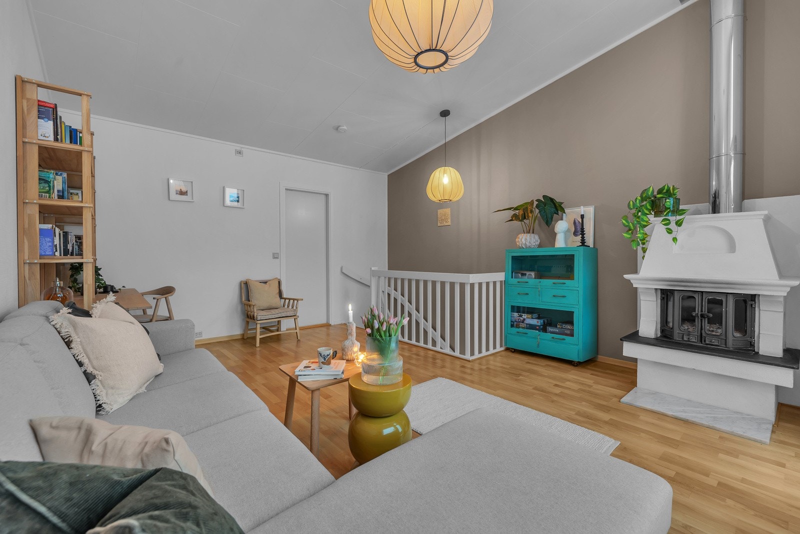 Stuen finner du i 2. etasje. Det som er spesielt med denne boligen er at du har rikelig med takhøyde, vedfyring og stor solrik veranda Galleribilde