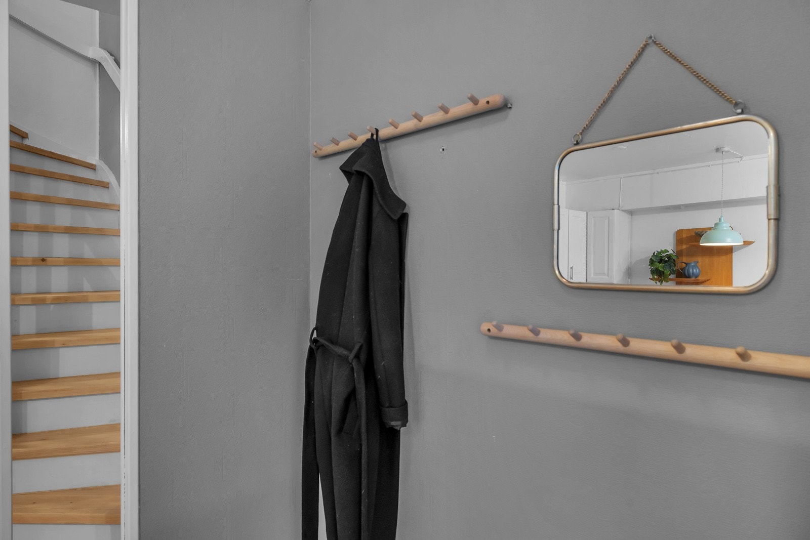 Velkommen inn! Det første som møter deg er dette inngangspartiet hvor det du kan sette sko og henge av deg klær Galleribilde