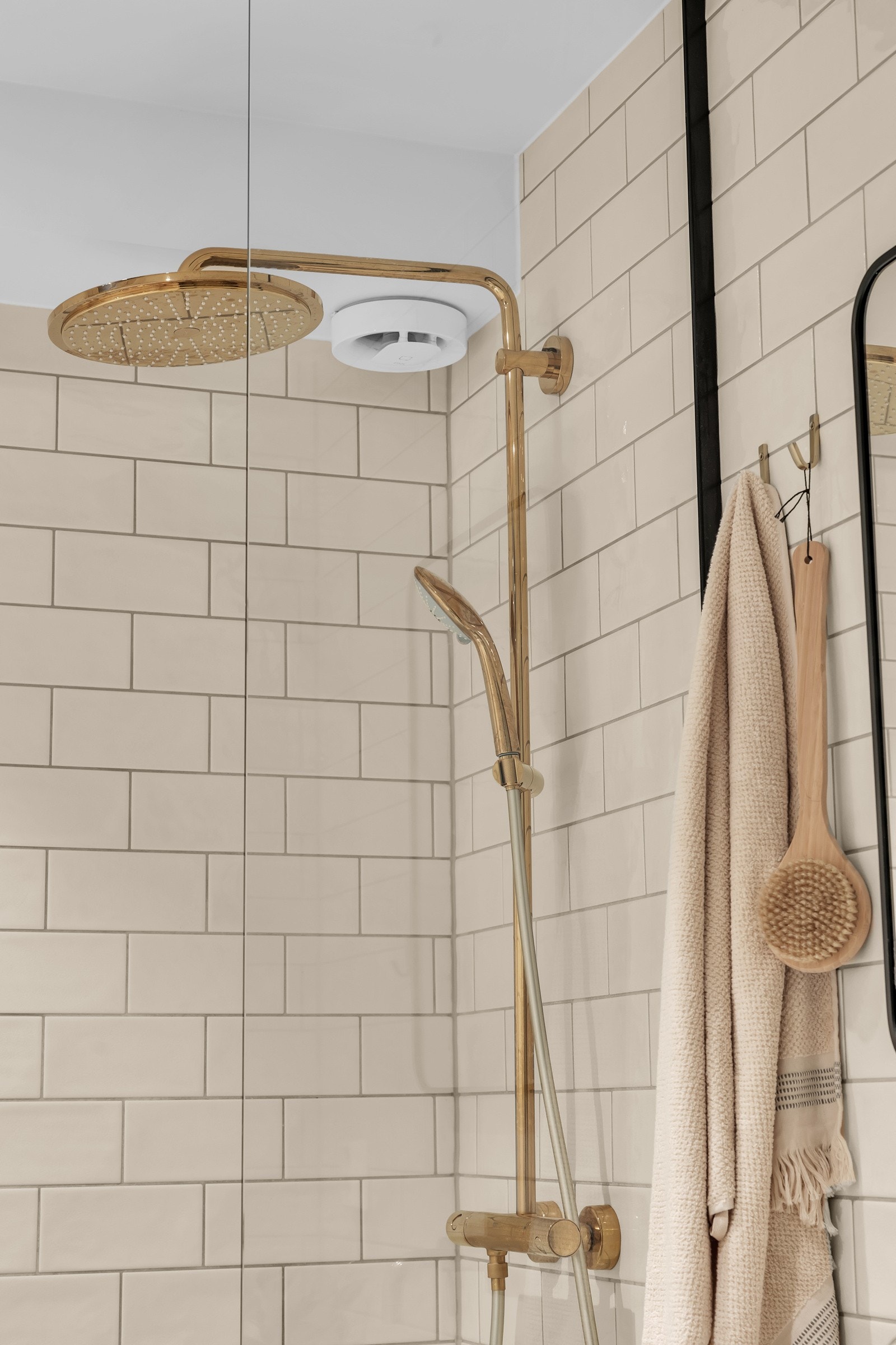 Garnityret er i gull/kobber utførelse Galleribilde