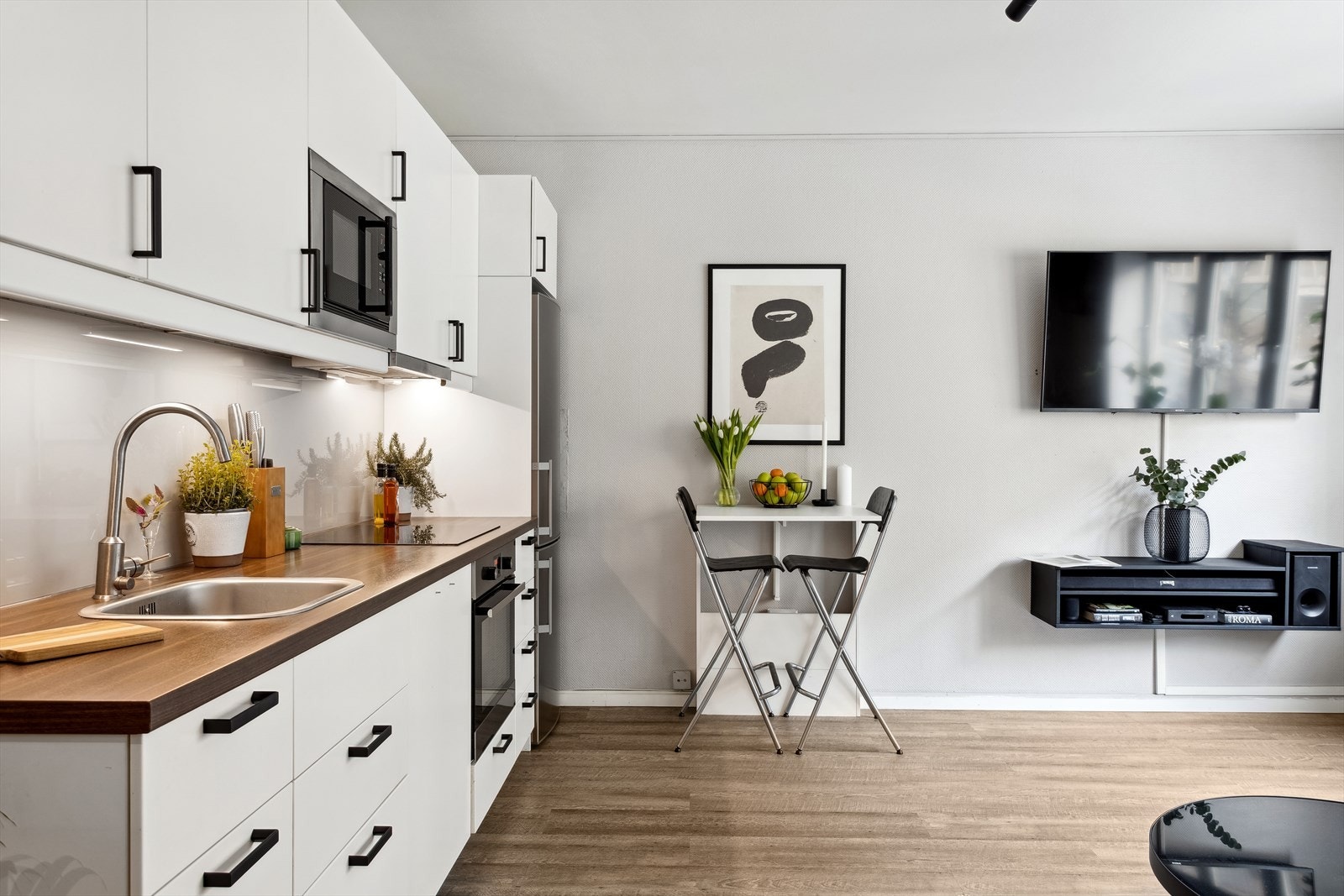 Den åpen kjøkkenløsning mot stuen, gjør det enkelt å være sosial under matlagingen. Galleribilde