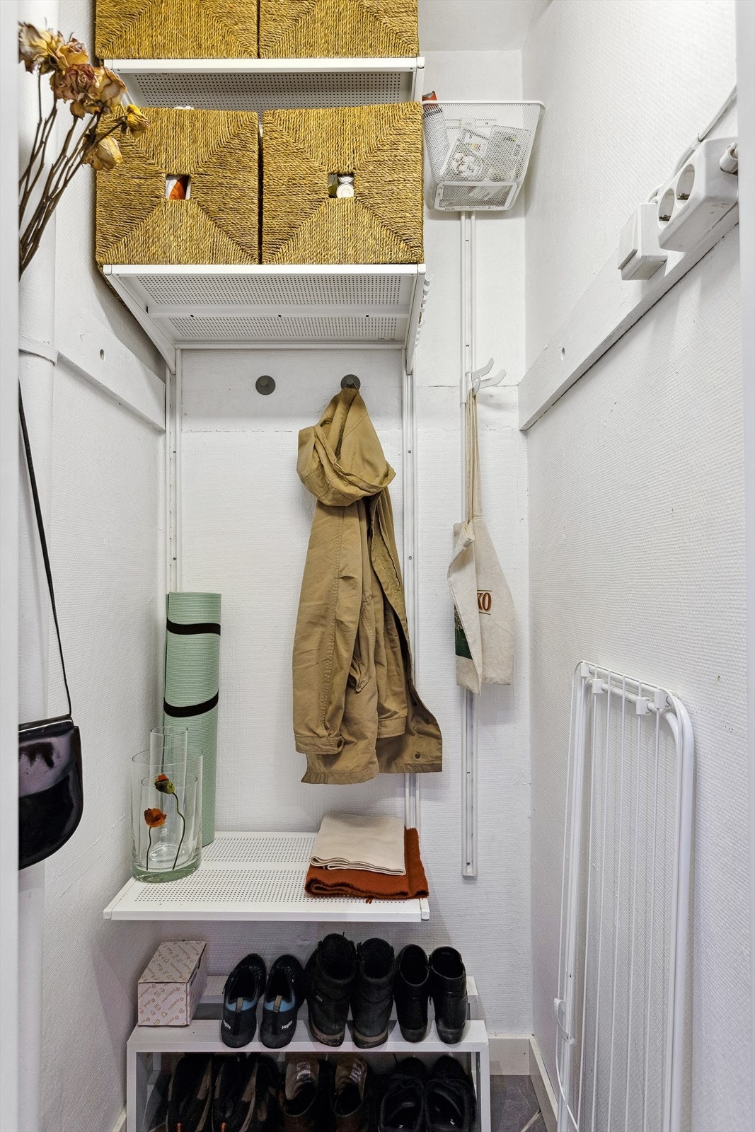 Bod: Her er det gode oppbevaringmuligheter for å henge fra seg sko og yttertøy. Galleribilde