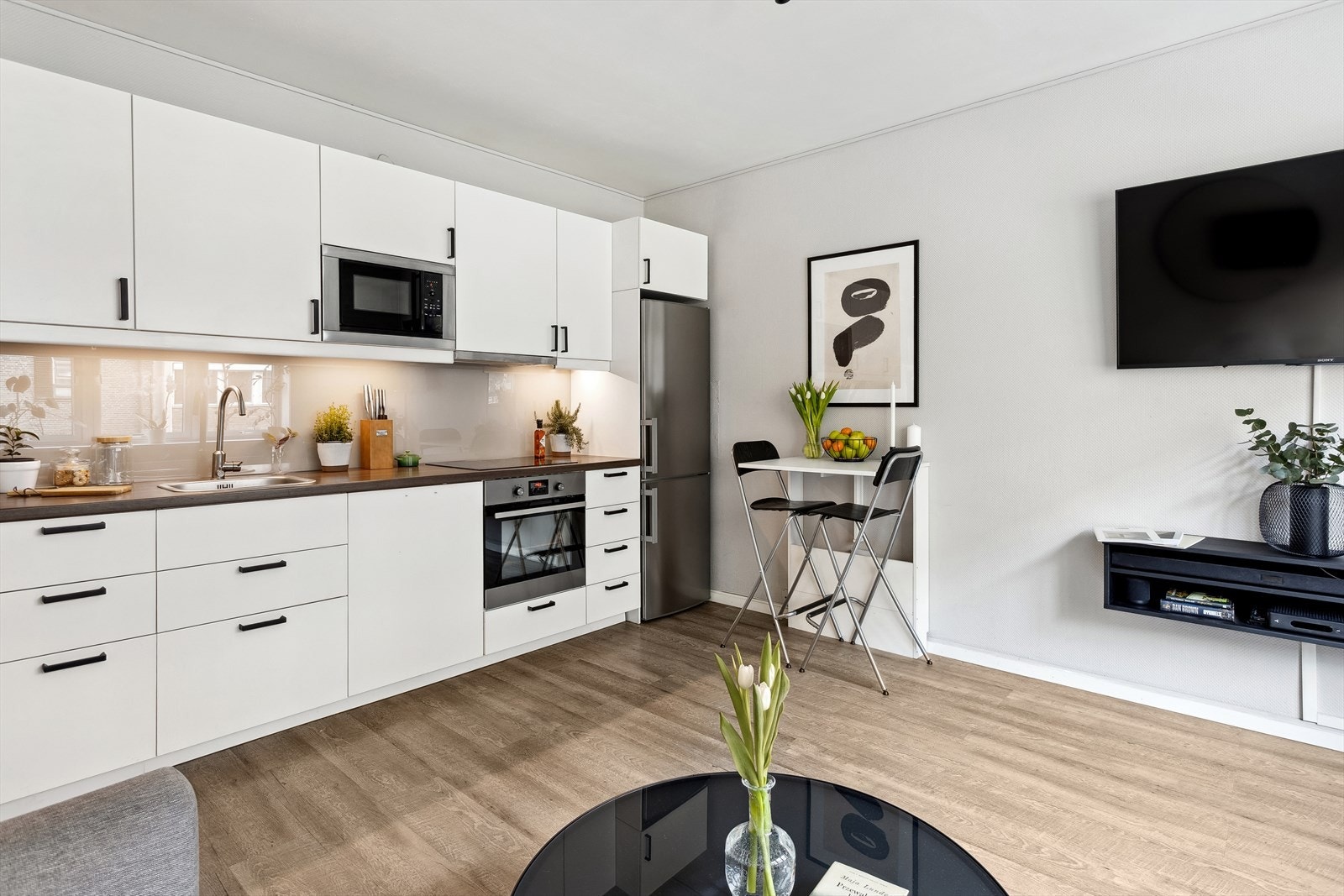 Lyst og stilrent kjøkken. Galleribilde