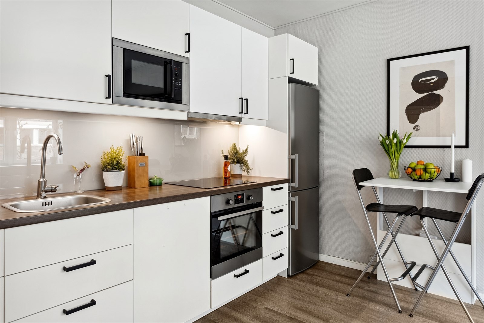 En god kombinasjon av mye skap og skuffer gir mye oppbevaringsplass og gode arbeidsflater. Galleribilde