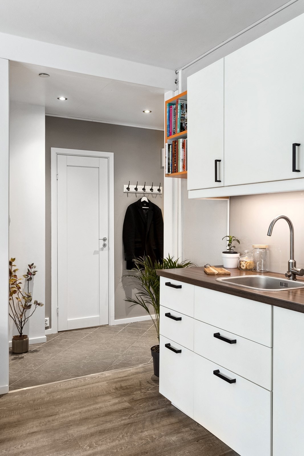 Innsyn fra kjøkken til entrè. Galleribilde