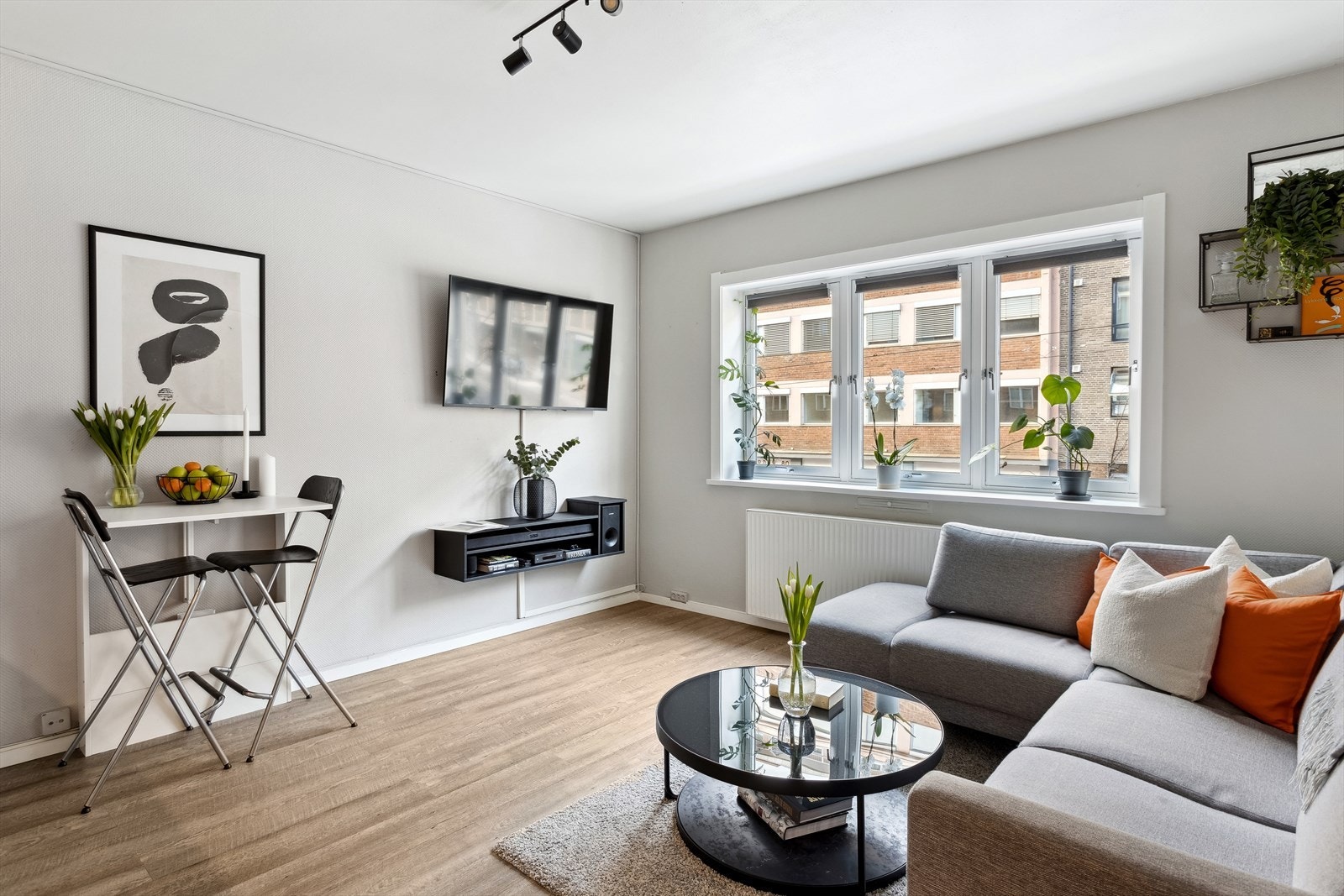 Lys og romslig stue med god plass til det man skulle ønske av møbler. Galleribilde