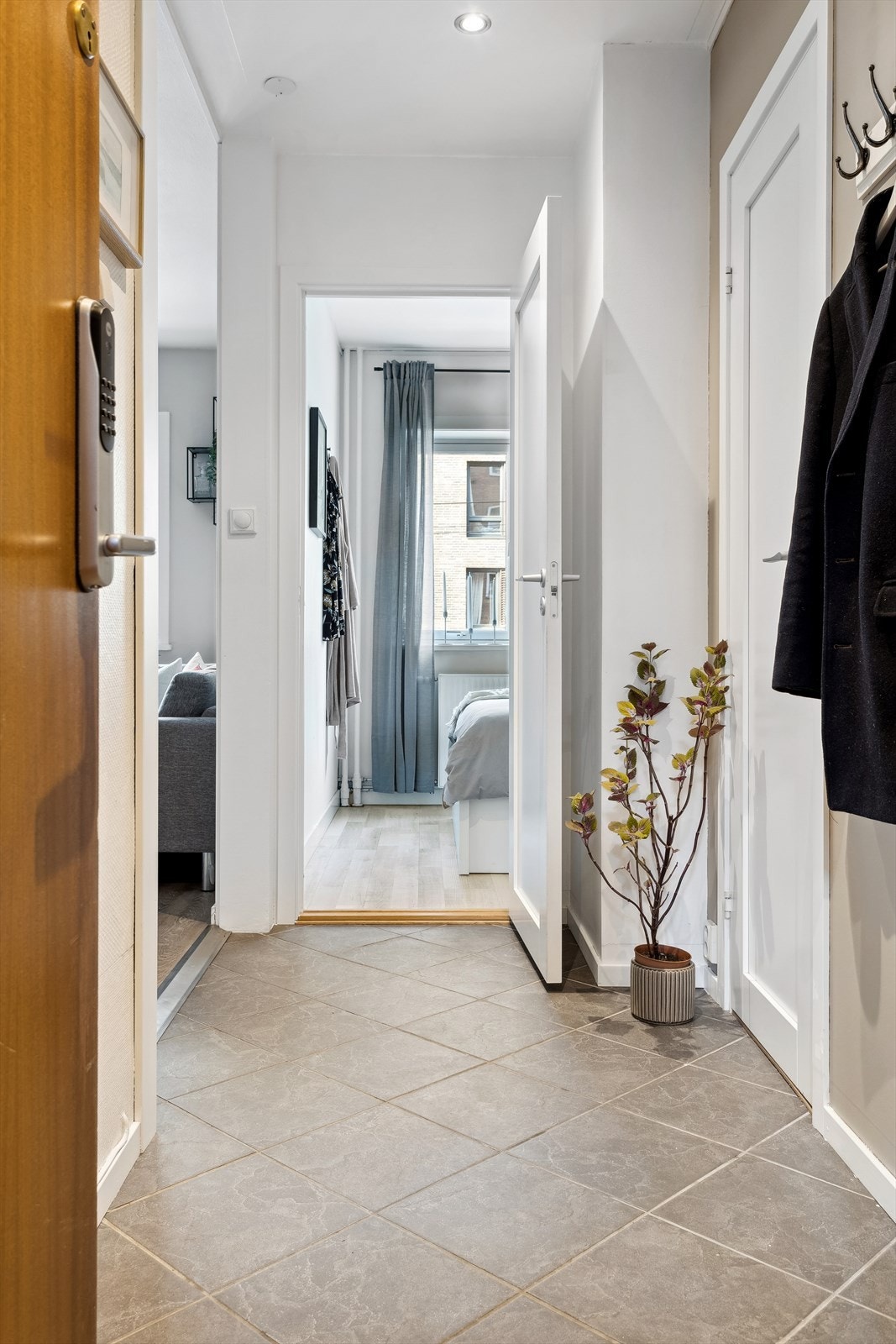 Innbydende og lys entrè med direkte inngang til en innvendig bod. Galleribilde