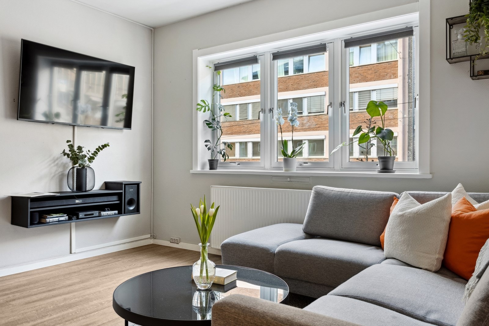 De store vinduene skaper en luftig og lys atmosfære i rommet. Galleribilde