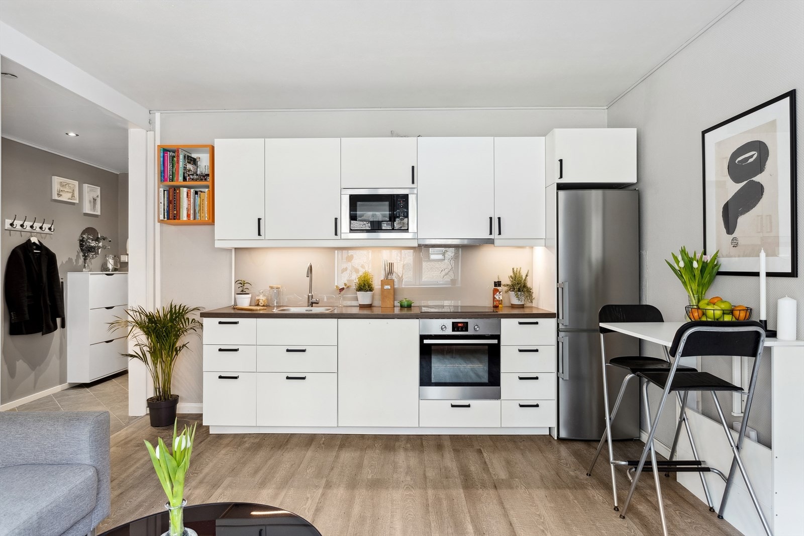 Kjøkkeninnredning er fra IKEA , med laminat benkeplate, integrert platetopp, stekeovn, mikrobølgeovn og oppvaskmaskin. Galleribilde