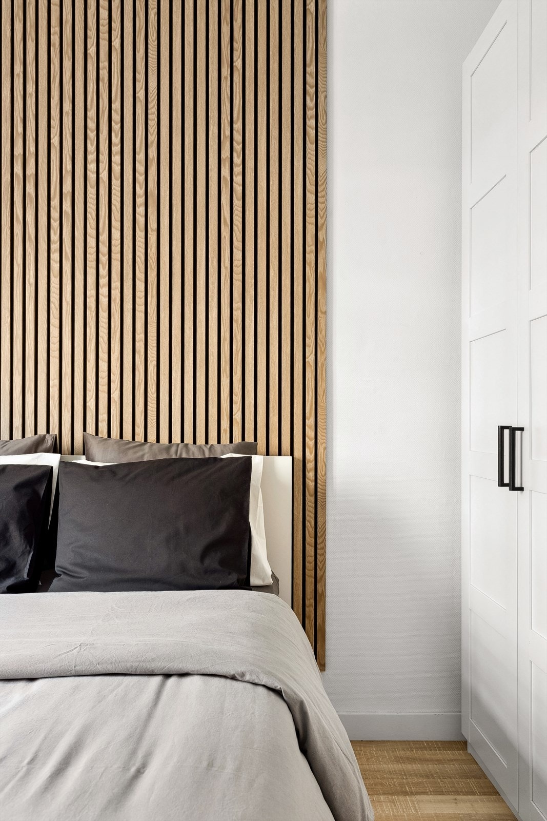 Det kommer rikelig med naturlig lys inn på soverommet. Galleribilde