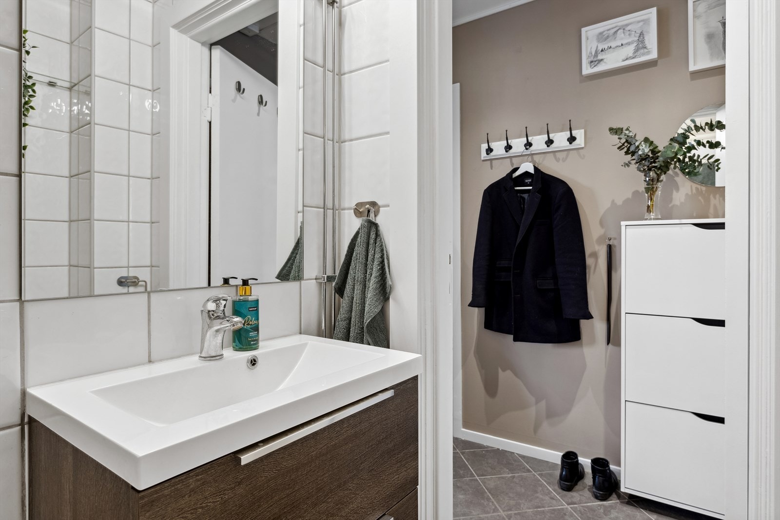 Det er muligheter for oppbevaring i servantet. Galleribilde