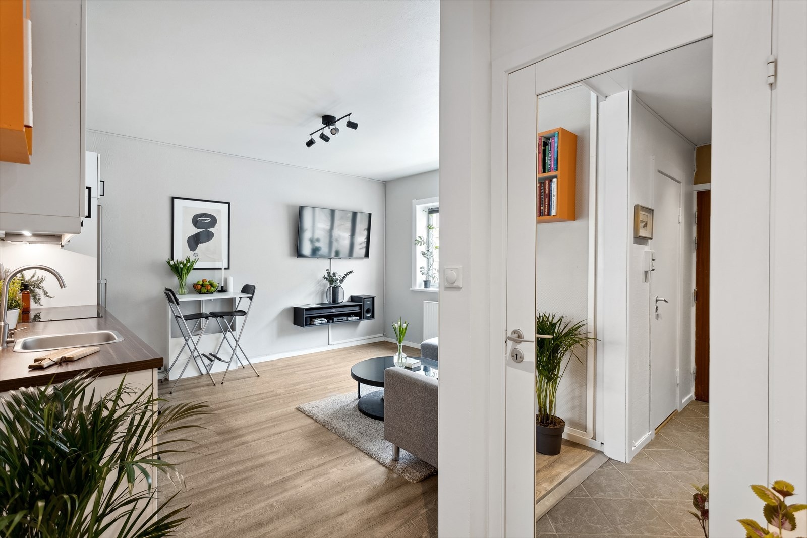 Varmtvann og fyring er inkludert i felleskostnadene, så dette er et for Galleribilde