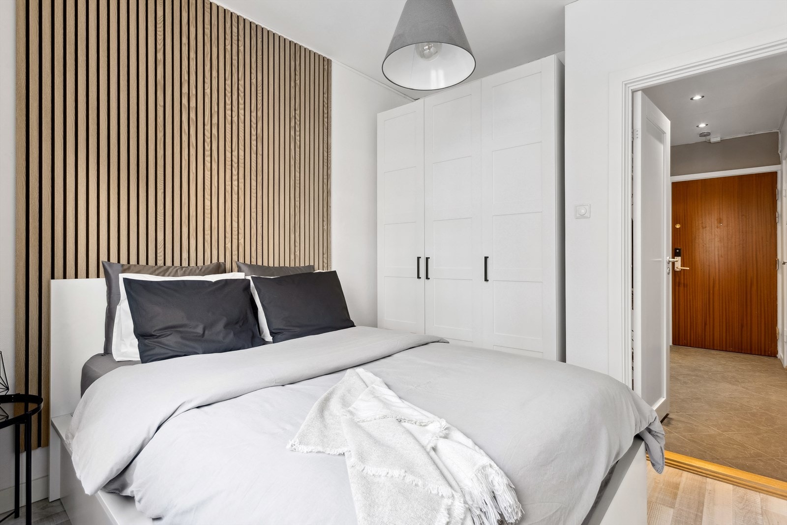 Det er god plass til dobbelseng og tilhørende soveromsmøblement. Galleribilde