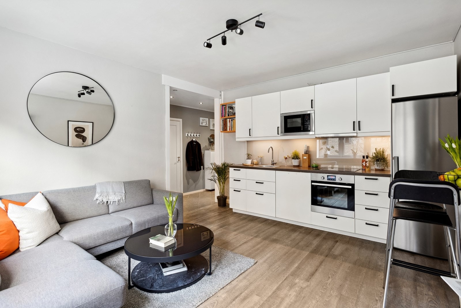 Kjøkkenet fremstår som åpent og stilrent med lyse og glatte fronter. Galleribilde