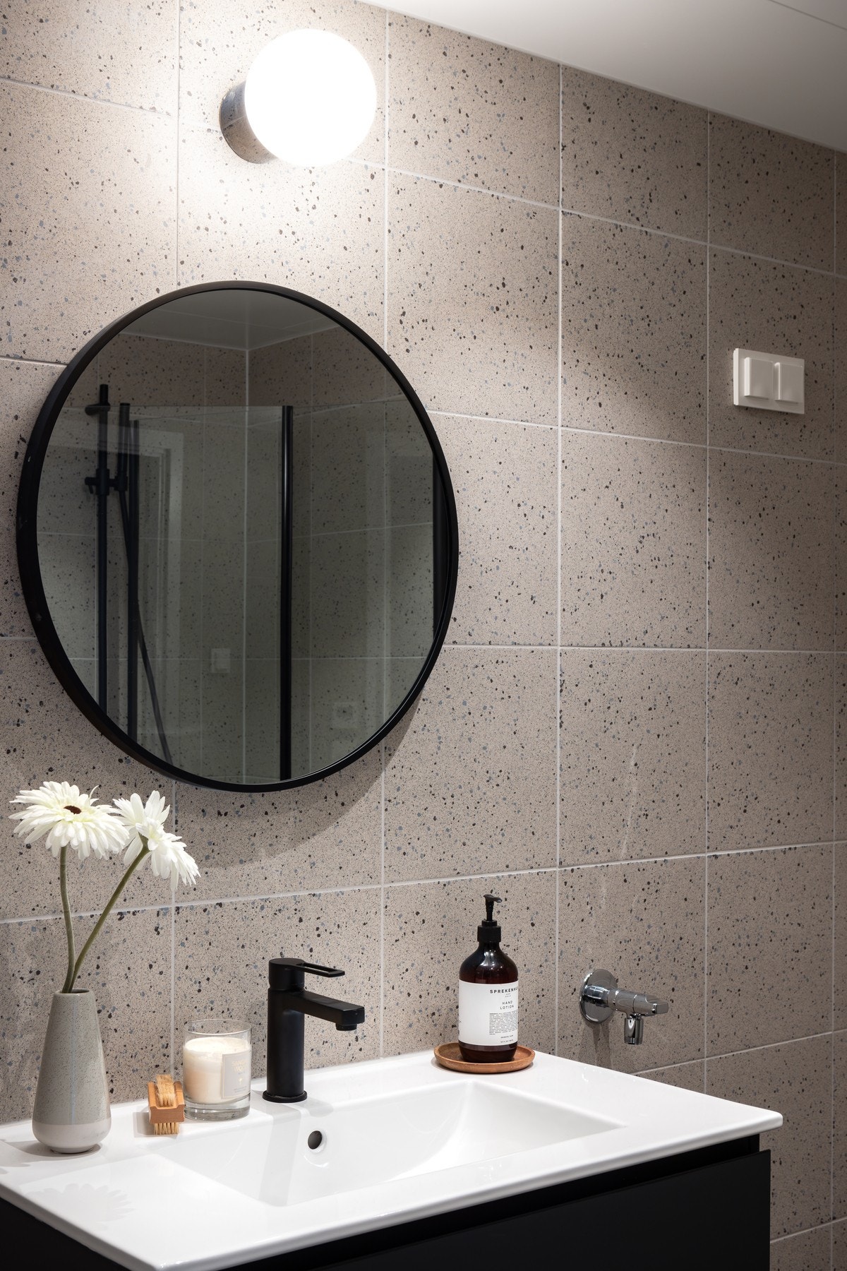 Rundt speil, helstøpt servant og store skuffer med mye lagringsplass Galleribilde