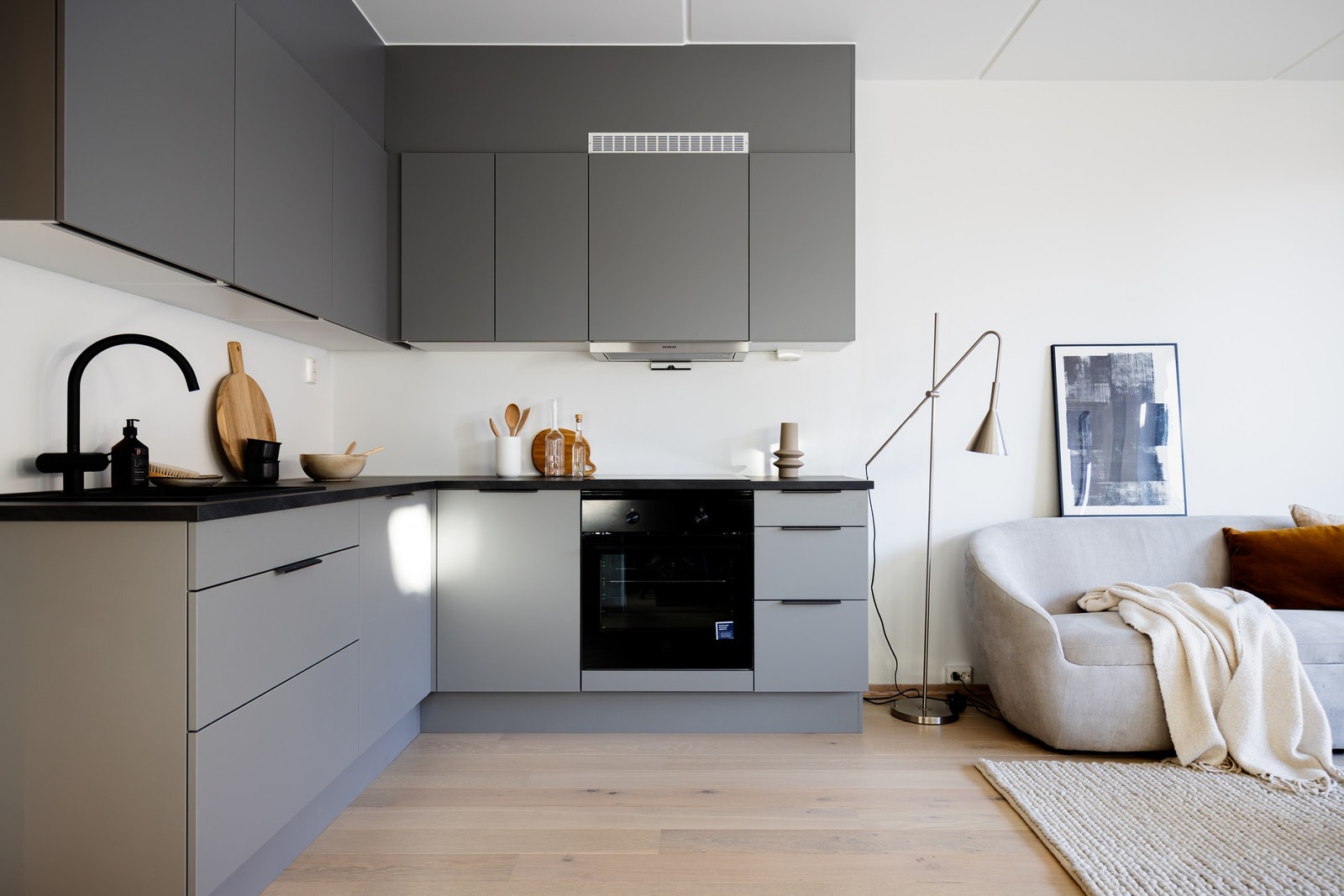 Det er integrerte hvitevarer som inkluderer oppvaskmaskin, komfyr, induksjon platetopp og kjøl/frys Galleribilde