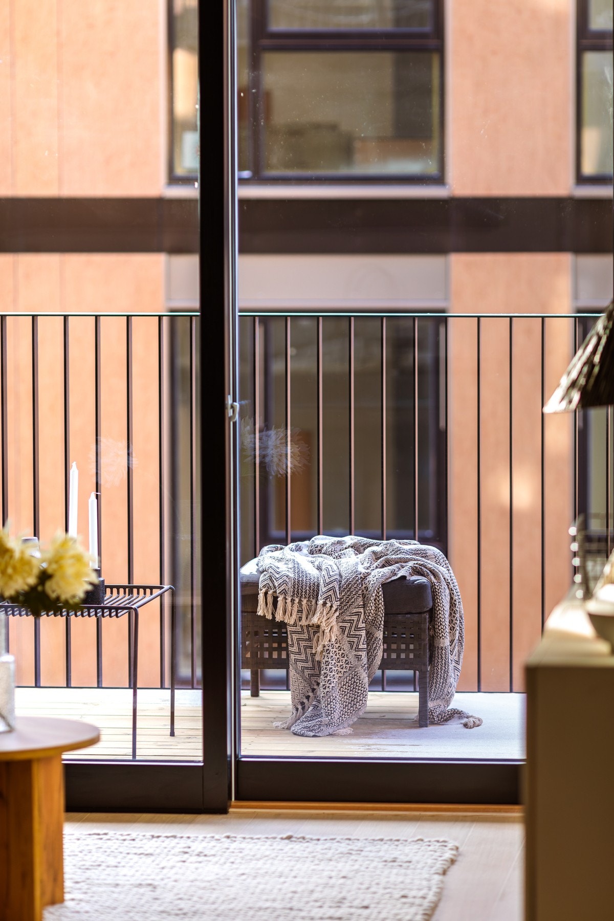 Utgang til balkongen er via en stor skyvedør Galleribilde