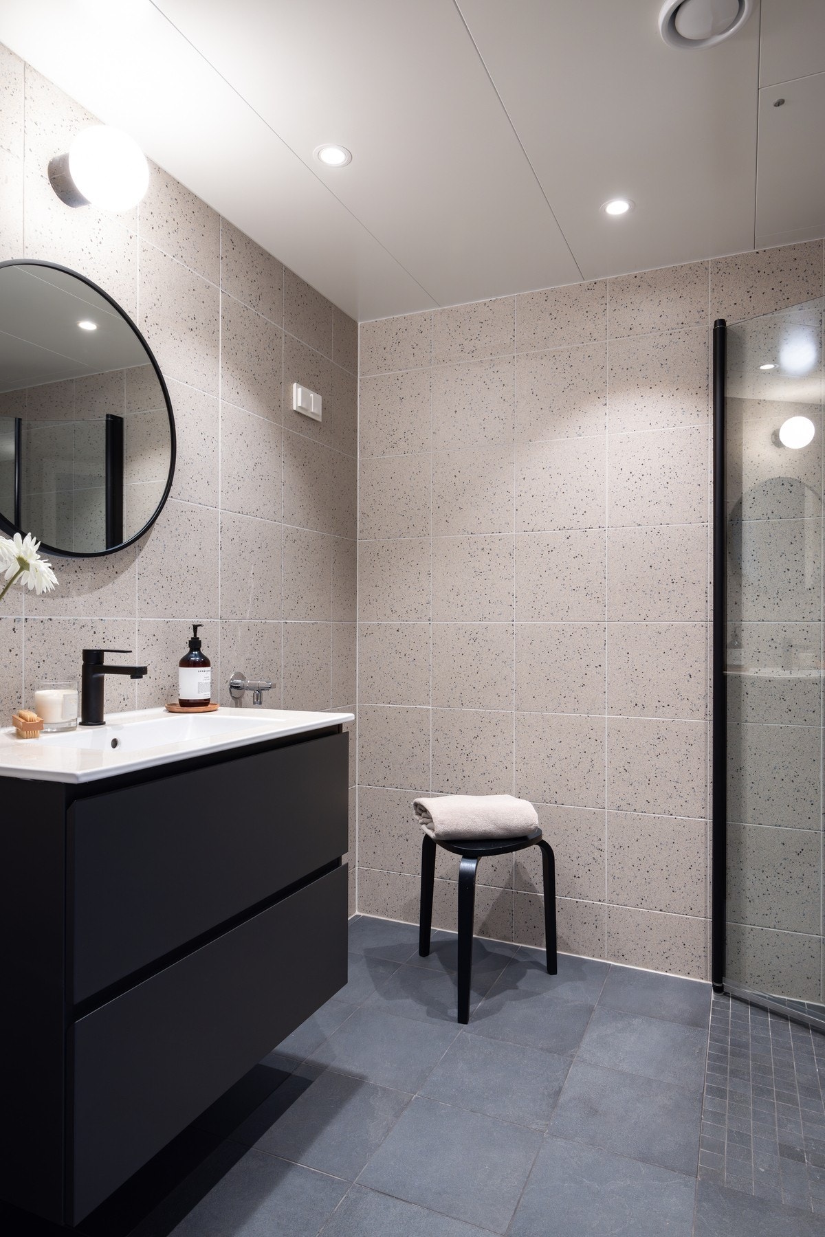 Spotter i taket, opplegg for vaskemaskin og tørketrommel og gulvvarme Galleribilde