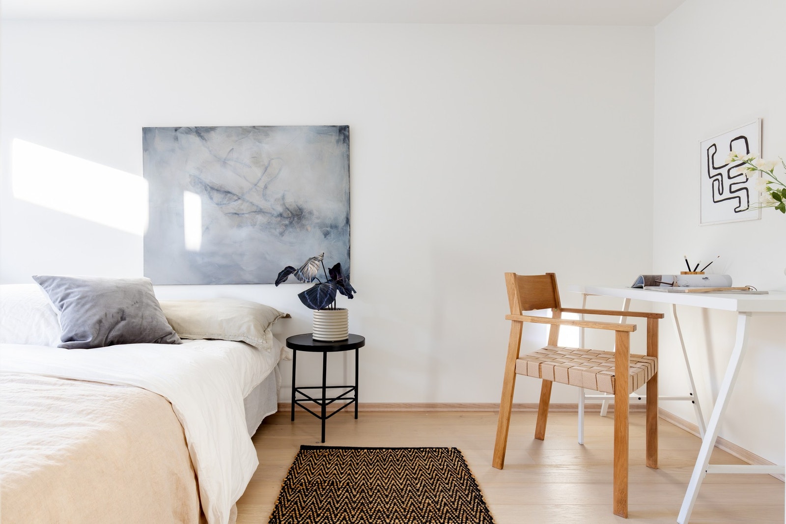 Det er tilrettelagt for garderobeskap der hvor skrivepulten står i dag Galleribilde