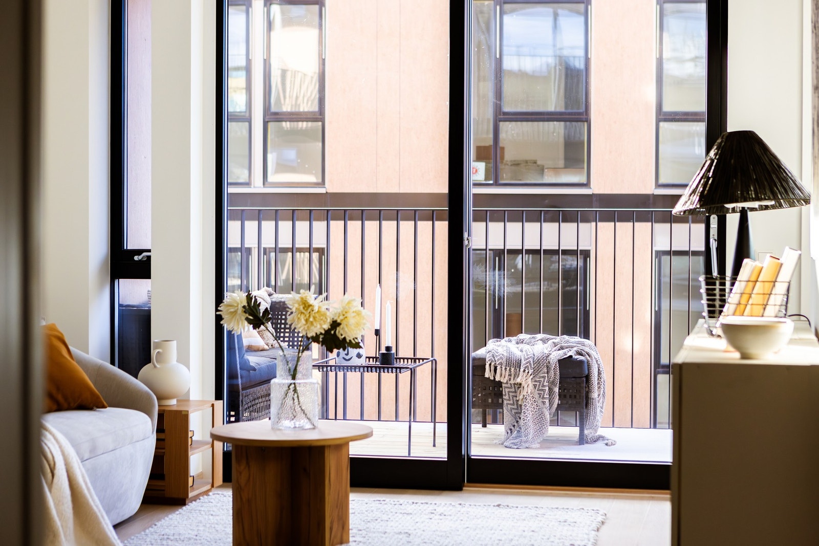 På sommeren vil balkongen føles som en del av leiligheten med plass til grill og loungegruppe Galleribilde