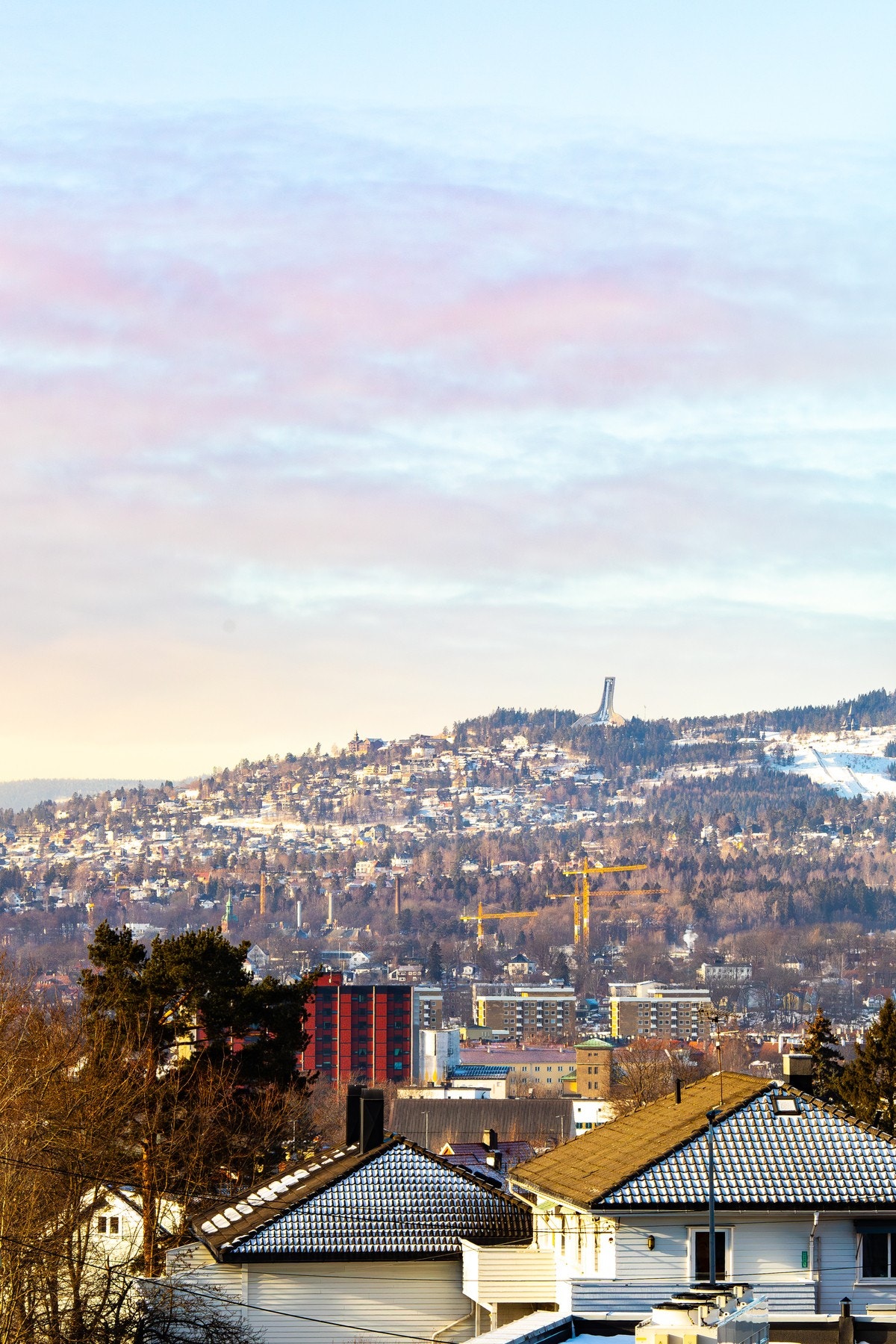 På sommerhalvåret går solen ned bak åsen ved Holmenkollen og Tryvann Galleribilde