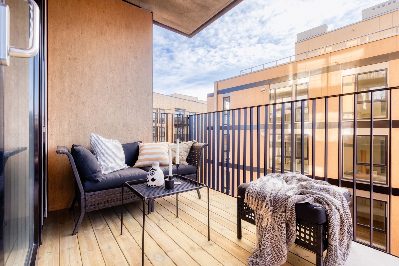 En romslig balkong på 7 kvm med orientering mot sydvest og strålende solforhold Galleribilde