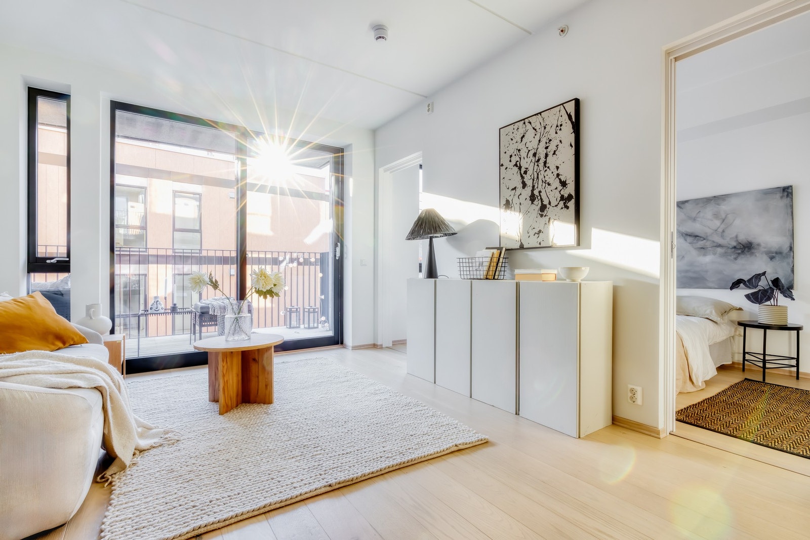 Boligen ligger høyt til i 6.etasje med strålende solforhold hele dagen og utsikt til Holmenkollen fra balkongen Galleribilde