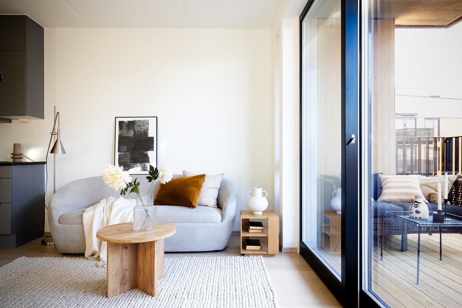 Det er god takhøyde i boligen og ingen stygge radiatorer på veggene Galleribilde