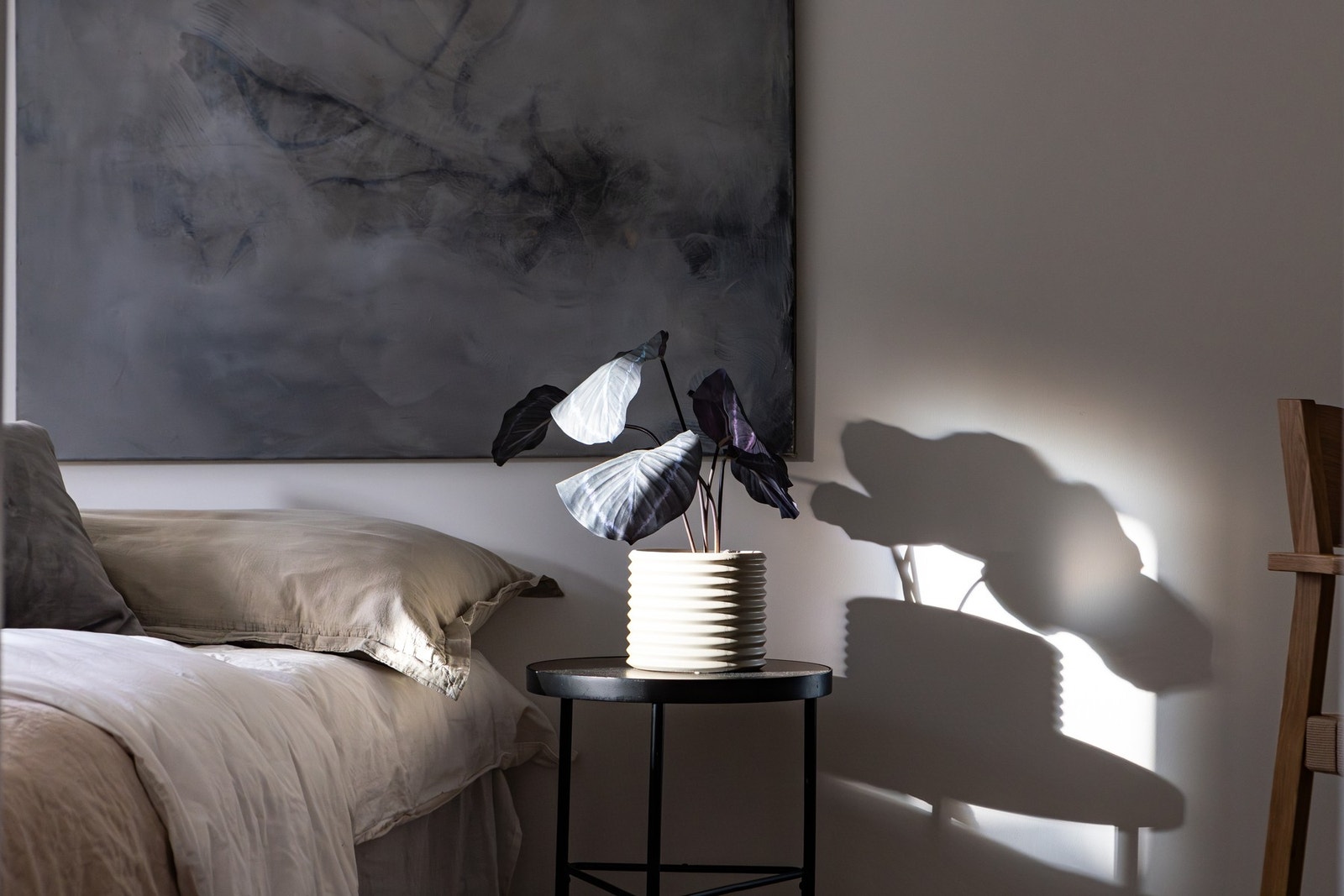 Leiligheten har et romslig soverom med god plass til en stor dobbeltseng Galleribilde